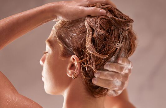 Le Soin Lavant Revitalisant Nourrissant : visuel mannequin cheveux mouillés